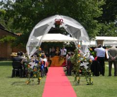 Allestimento del giardino per le nozze