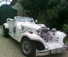 Addobbo della macchina d'epoca per la cerimonia di matrimonio