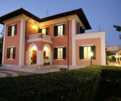 La villa illuminata per un ricevimento di matrimonio serale