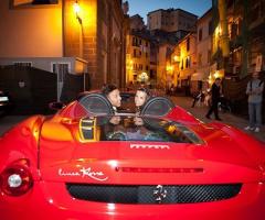 Gli sposi sulla macchina da cerimonia