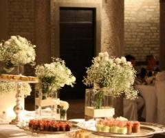 Tavoli imbanditi per il ricevimento di matrimonio