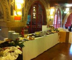 Tavoli imbanditi per il pranzo di matrimonio