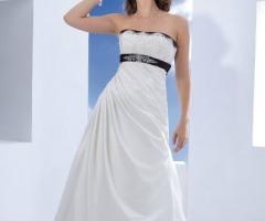 Originale abito da sposa dalla linea semplice, con contrasto in nero e ricamo in pizzo