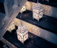 Scalinata con lanterne - Illumina Eventi