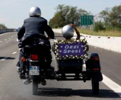 Fotografia degli sposi in sidecar