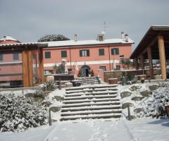 l'agriturismo ricoperto dalla neve