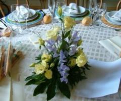 Scenografia di fiori per i tavoli del buffet di matrimonio