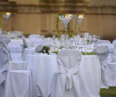 Opere di fata - Allestimento dei tavoli in bianco