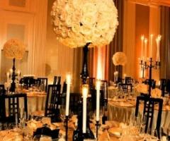 Centrotavola a sfera di rose bianche