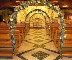 Allestimento della chiesa per il matrimonio
