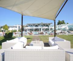 Il giardino esterno con piscina