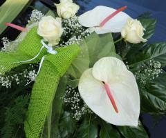 Composizione di anturium e rose bianche