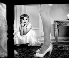 Foto della damigella che guarda la sposa mentre si prepara