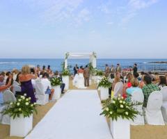 Momento della cerimonia sulla spiaggia
