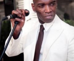 Cantante del gruppo durante un ricevimento di nozze