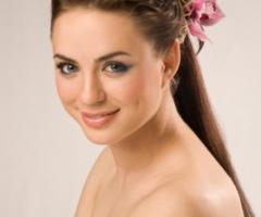 Acconciatura raccolta con fermagli in tessuto e trucco sui toni del grigio