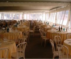 Allestimento del matrimonio sotto una tensostruttura