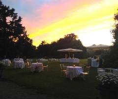 Romantico tramonto durante il matrimonio