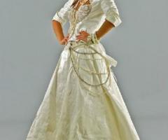 Abito da sposa con applicazioni di perle e giacca