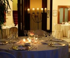 Allestimento dei tavoli per il matrimonio