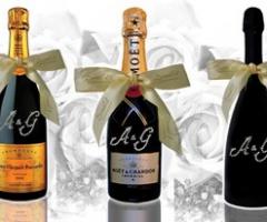 Bottiglie personalizzate con le iniziali e i nomi degli sposi per il matrimonio