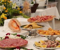 Il tavolo degli antipasti al buffet di nozze