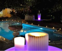 Piscina illuminata per un matrimonio di sera