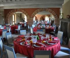 Allestimento di un banchetto di matrimonio in rosso di Lucaroni Catering