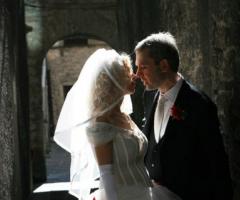 Bacio sposi in esterna