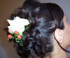 Acconciatura per la sposa con rosa bianca