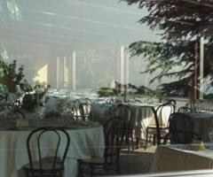 Sala con vetrate per il banchetto di matrimonio