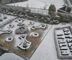 Giardino dell'hotel Italia innevato