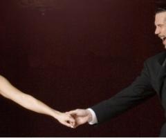 Gli sposi si scatenano nel ballo per il loro matrimonio