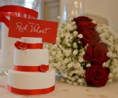 Mini cake bianca e rossa come segnatavolo al matrimonio