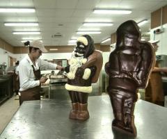 I maestri pasticceri al lavoro nel laboratorio