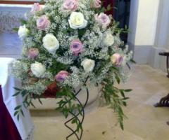 Composizione con rose e gipsofila