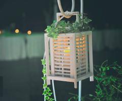 Lanterna in legno con edera rampicante