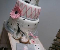 Torta nuziale con fiori rosa