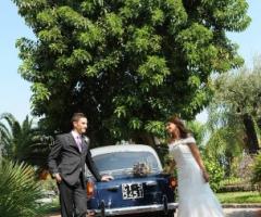 Gli sposi con la Fiat 1100