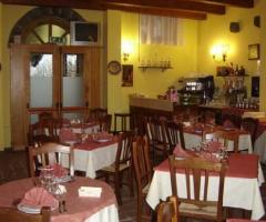 Ampia sala interna per ricevimento di matrimonio presso l'agriturismo Ai Vecchi Crateri