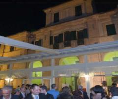 Invitati all'esterno della struttura