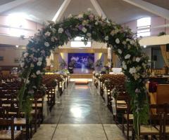 Arco floreale in chiesa