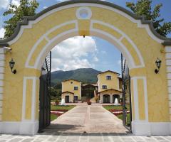 L'ingresso del casale