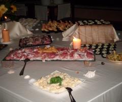 Allestimento tavoli con petali e candele