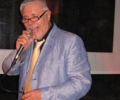 Gianni canta durante un ricevimento di nozze