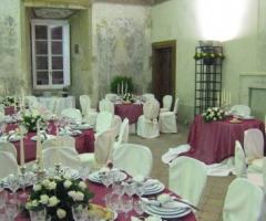 Apparecchiatura in bordeaux per il ricevimento di matrimonio