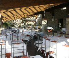 Crapa Licca - Allestimento dei tavoli del ricevimento in stile total white