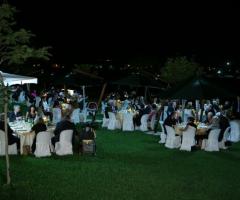 Ampio giardino con tavoli allestiti per ricevimento di matrimonio presso l'agriturismo Tenuta di San Lio