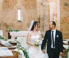 Gli sposi in chiesa dopo la cerimonia