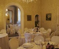 Tavoli elegantemente allestiti per il ricevimento di matrimonio